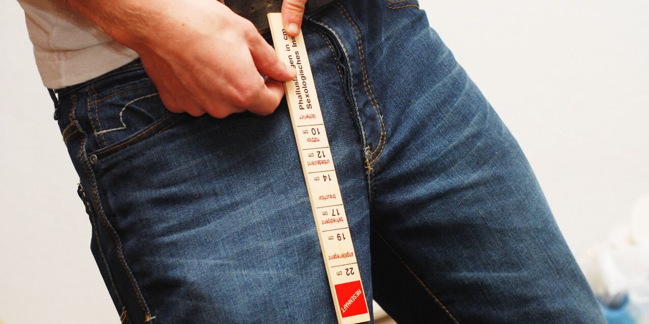 The person measures the length of his member